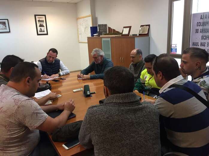 Momento de la reunión de este martes entre el edil Eloy Santana y el comité de empresa (Foto TA)